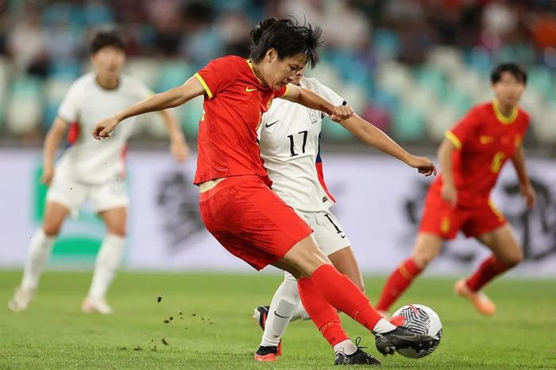 中国女足球员在国际比赛中表现稳定取胜