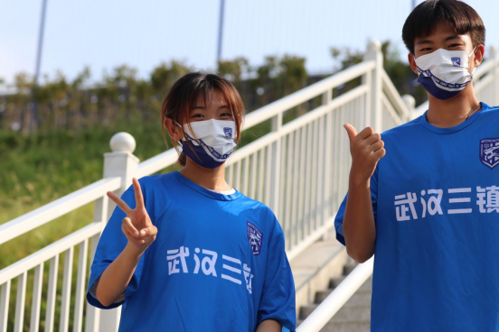 伦敦球迷涌入场馆，为球队助威