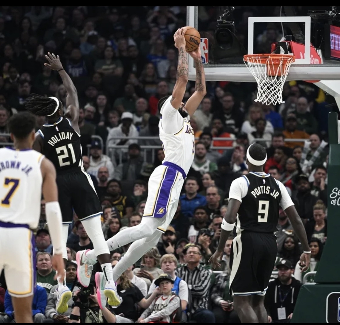 开云APP-湖人大胜独行侠，詹姆斯状态神勇