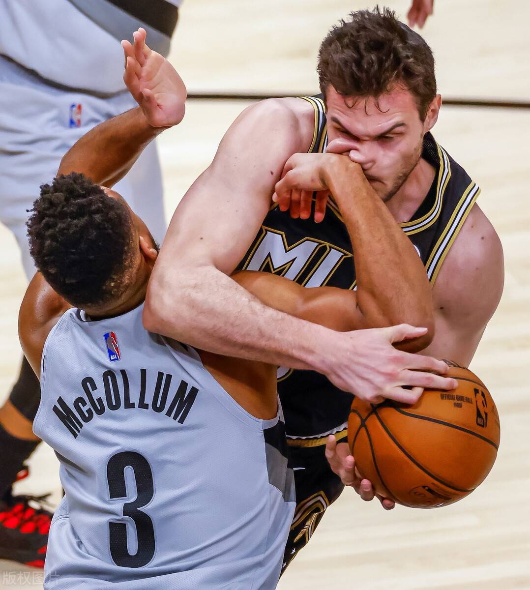 开拓者客场大胜小牛,麦科勒姆30分 开拓者客场大胜小牛,麦科勒姆30分