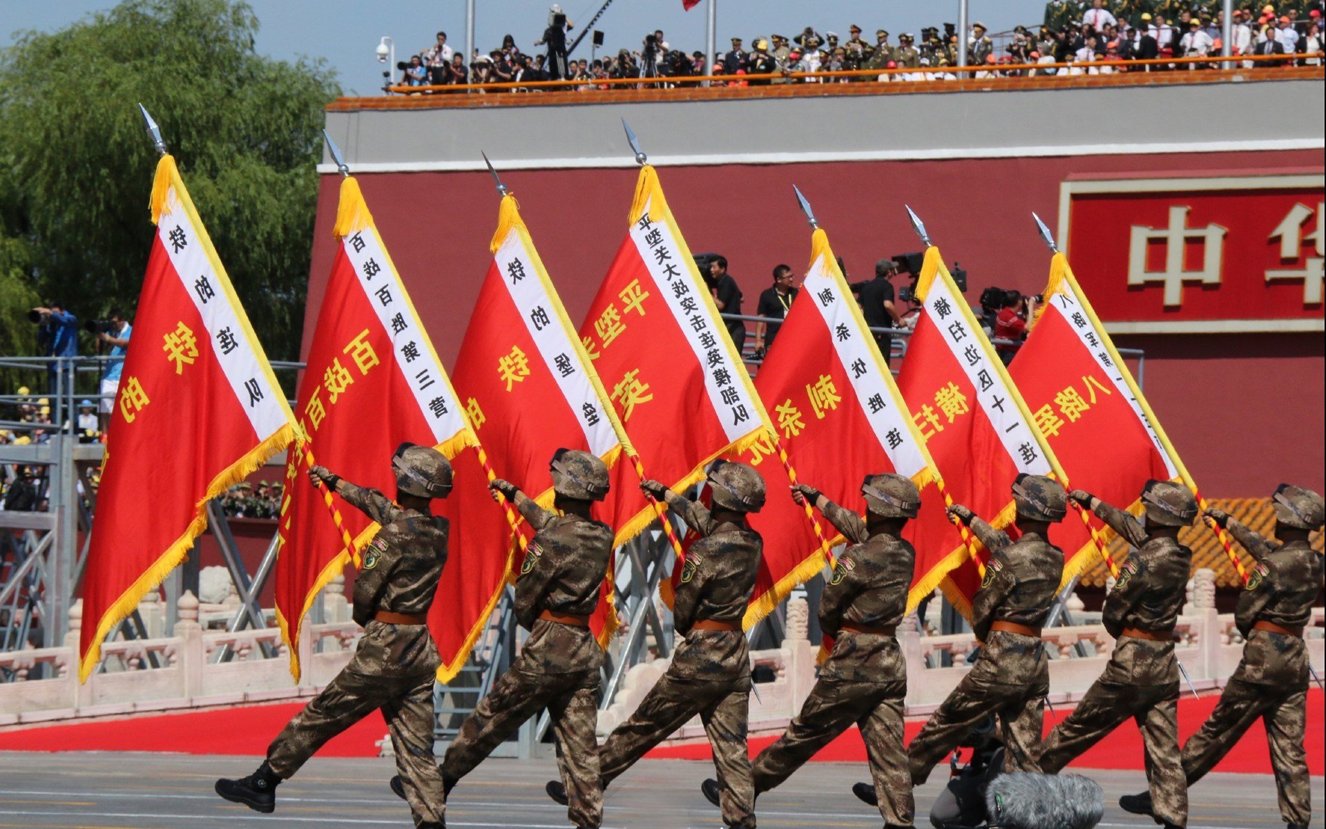 末节发力波兰带走伊朗，基耶萨闪耀排名战—国际足坛的双重奏鸣