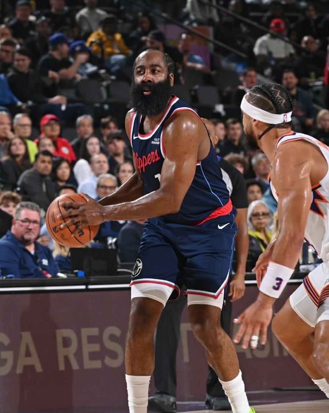 西决生死战之夜，哈登成为全场焦点