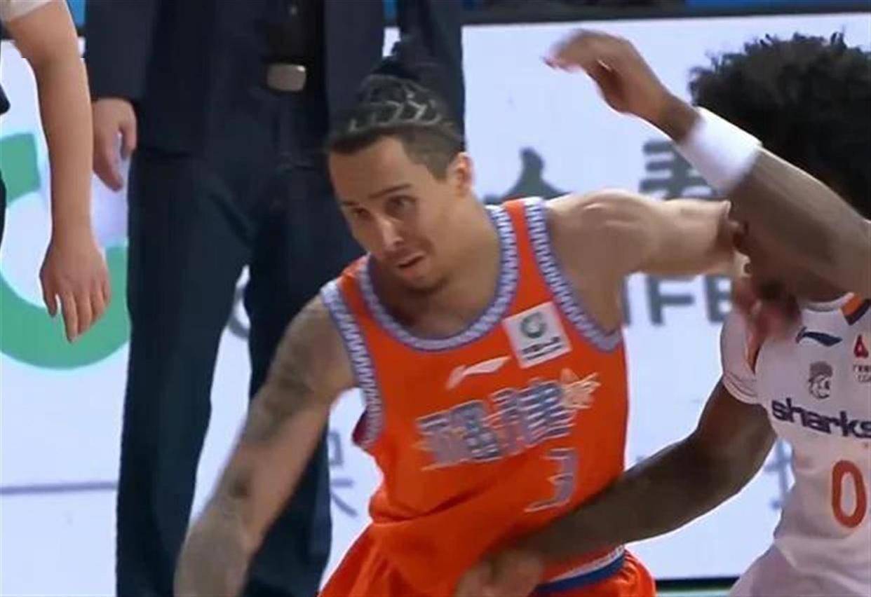 76人防守锁死黄蜂,范弗利特成为关键先生 76人防守锁死黄蜂,范弗利特成为关键先生