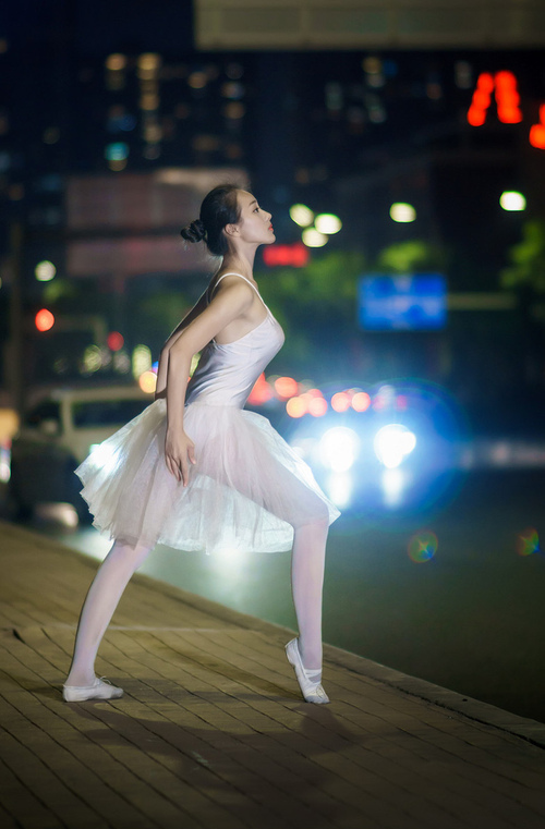 布伦森爆发引领新疆队生死战力克公牛,跨界大战铸就篮球传奇