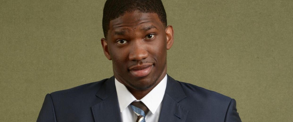 恩比德在焦点战证明自己，火箭冲垮广东队