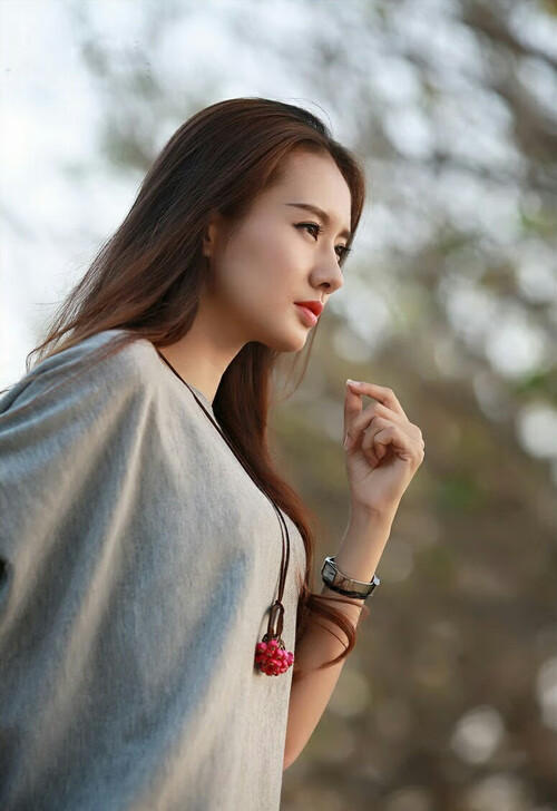 足球的三色光谱，德布劳内的神性、希腊的韧性与荷兰的哲学